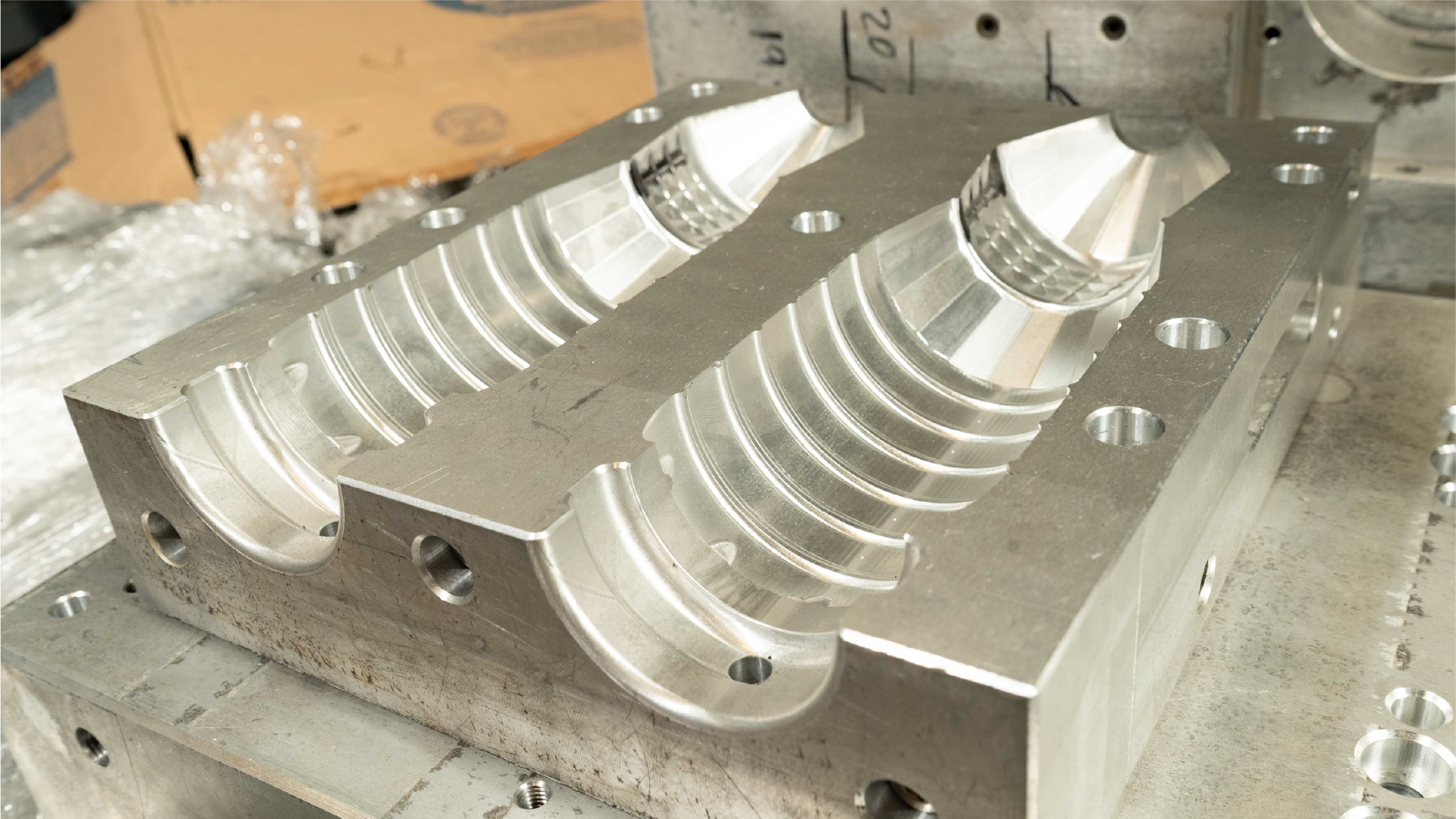 Lee más sobre el artículo Moldes para soplado PET: la clave invisible en la eficiencia industrial